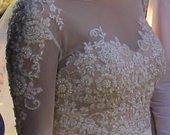 Ilga balta vestuvinė suknelė
