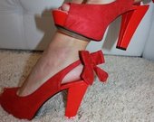 Naturalios odos grazuliai red se .y heels