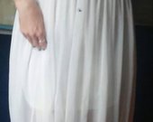 Žavinga krentanti balta suknelė