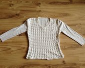 Baltas megztinis su puošniu priekiu