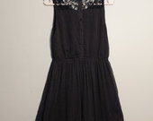 Taškuota vintažinio stiliaus suknelė. Zara