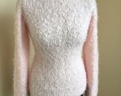 Rožinis ranku darbo pūkuotas megztinis
