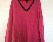 Ryškiai rožinis megztinis su nėriniais