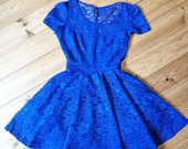 Mėlyna nėrinuota žaisminga suknelė