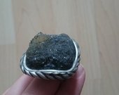 Žiedas su juodu akmenimi