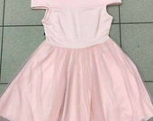 Rožinė suknelė atvirais pečiais