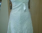 Balta blizgi suknelė