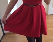 Raudona ryški suknelė