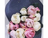 Kepurės puoštos dirbtinomis gėlėmis