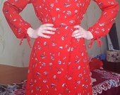 Raudona gėlėta suknelė