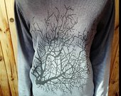 Pilkas megztinis su medžiu