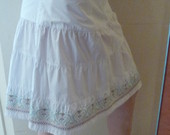 Baltas puošnus sijonas