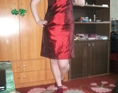 Tamsiai raudonos spalvos suknele