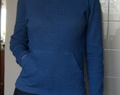 mėlynas džemperis su gobtuvu