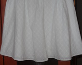 Baltas, smulkiai siuvinėtas sijonas Nerezervuota 