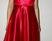 Raudona atlasinė suknelė