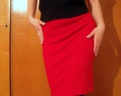 Raudonas pieštuko formos sijonas