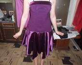 Violetinė suknele