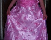 Graži,elegantiška,rožinės spalvos suknelę