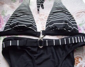 Juodas, dryžuotas maudymosi kostiumėlis