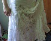 Ilgas baltas su gėlėmis sijonas