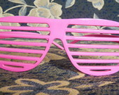 Rožiniai žaliuziniai akiniai