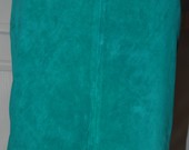 Žalios spalvos zomšinis sijonas
