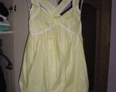 Geltona nauja suknelė iš boohoo