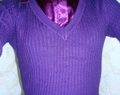 Violetinės spalvos palaidinė, marškinukų tipo. 