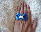 mėlynas žiedas su rožytėm