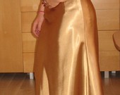 Progine auksine suknele