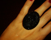 Blizgus juodas žiedas