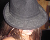 juoda skrybėlė