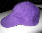 Pūkuota violetinė kepurytė su snapeliu