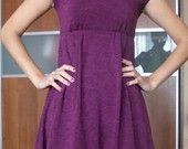 Violetinė,trumpa suknelė.