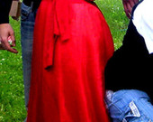 Stulbinanti ilga raudona suknelė