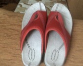 Raudoni sportiniai sandalai