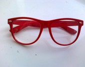 Raudoni akinukai
