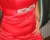 raudona suknelė proginė