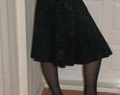 pusilgis juodas sijonas