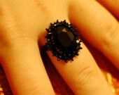 Juodas dailus žiedukas