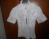 Balti puošnūs marškinukai