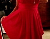 prisirpusiai raudonos spalvos nuostabi suknele