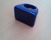 mėlynas kvadrato formos žiedas