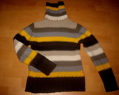 Dryžuotas šiltas megztas megztinis su aukštu kaklu
