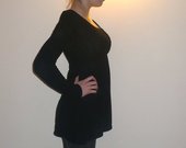 Ilgas juodas megztinis