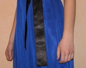 Sodriai mėlynos spalvos suknelė