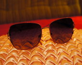 saules akiniai raudonais remais