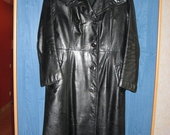 Ilgas juodas odinis paltas