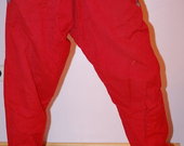 Raudonos, indisko stiliaus kelnes